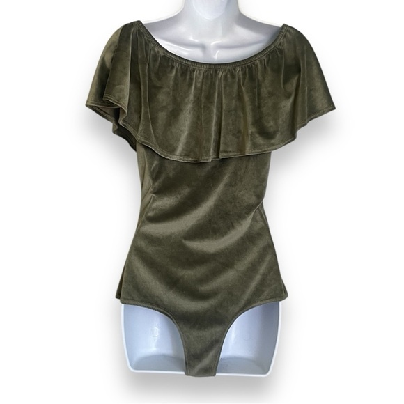 Gia Monae Olive Green Velvet Off Shoulder Bodysuit Larg Snap Closure Ruffle Trim - Picture 2 of 7